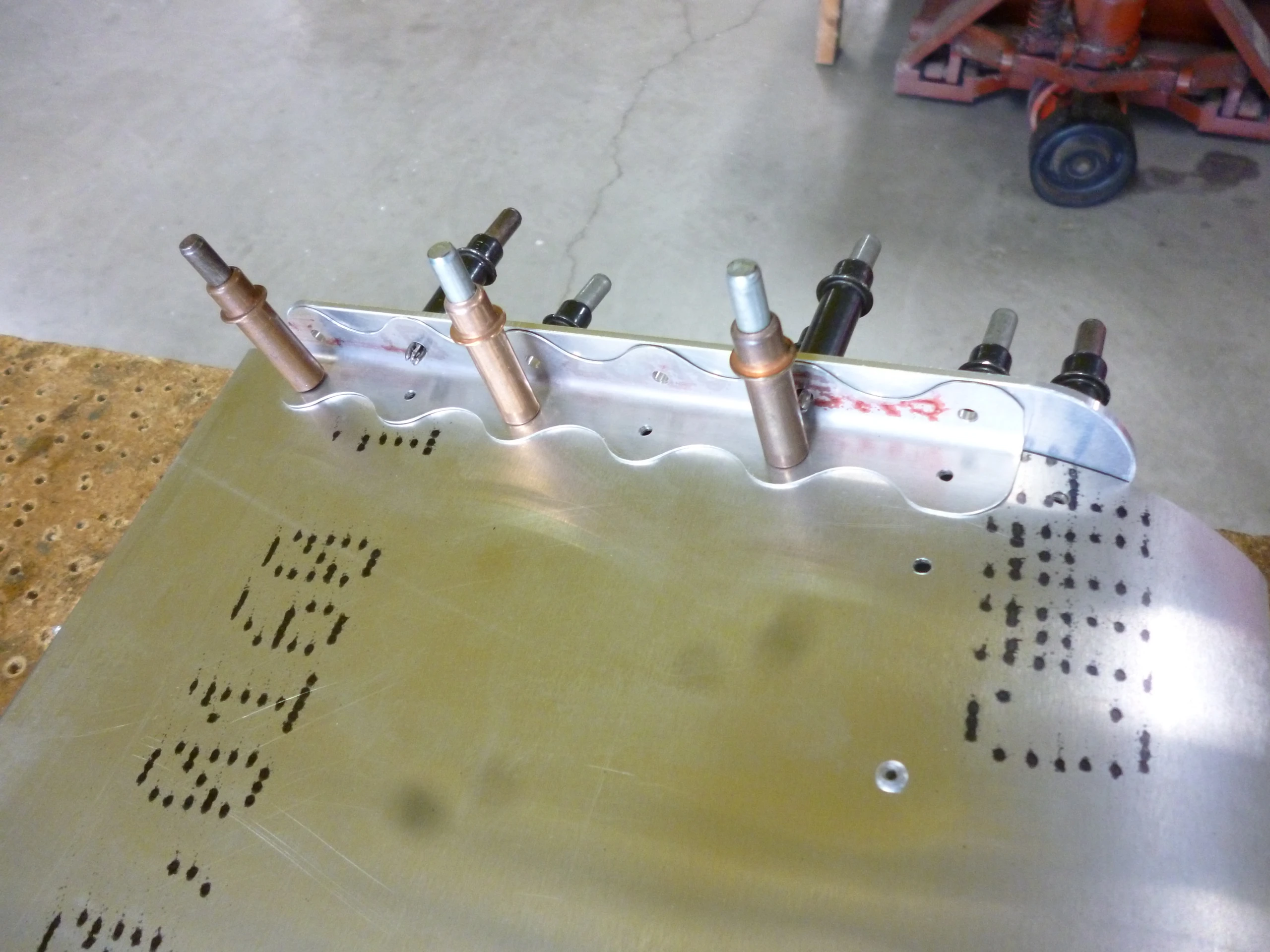 CH 750 SD — Флаперон: обшивка внутренней секции, фото 24